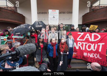 Willesden Magistrates' Court, London, UK. 18. Januar, 2016. Die demonstranten Stadium eine Rallye außerhalb Willesden Magistrates' Court im Norden von London. Der Dämon Stockfoto