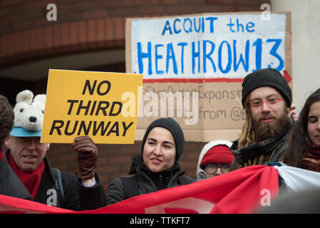 Willesden Magistrates' Court, London, UK. 18. Januar, 2016. Die demonstranten Stadium eine Rallye außerhalb Willesden Magistrates' Court im Norden von London. Der Dämon Stockfoto