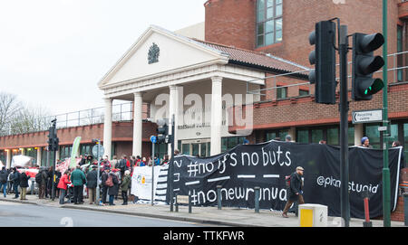 Willesden Magistrates' Court, London, UK. 18. Januar, 2016. Die demonstranten Stadium eine Rallye außerhalb Willesden Magistrates' Court im Norden von London. Der Dämon Stockfoto