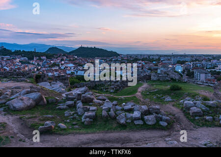 Sommer Sonnenuntergang über der Stadt Plovdiv, Bulgarien. Europäische Kulturhauptstadt 2019 und der älteste lebende Stadt in Europa. Foto von einem der Hügel Stockfoto