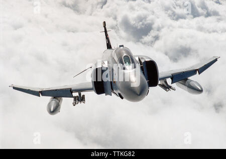 Ein Luft-zu-Foto der britischen Royal Air Force McDonnell Douglas F4 Phantom Jet Fighter ab 74 Squadron. Im September 1992. Stockfoto