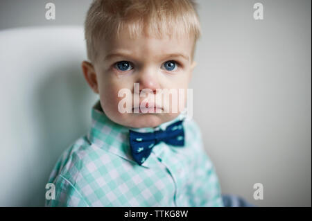 Portrait von Sad baby boy zu Hause weinen Stockfoto