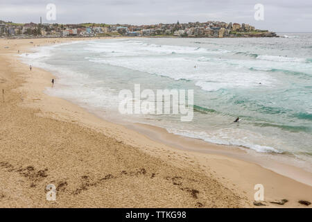 Schöne Luftaufnahme von Bondi Beach an einem bewölkten Tag, Sydney, Australien Stockfoto