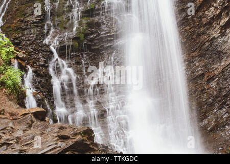 Erstaunliche Wasserfall in Karpaten Stockfoto