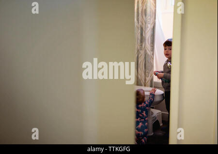 Zwei Kinder im Badezimmer die Zähne putzen Stockfoto