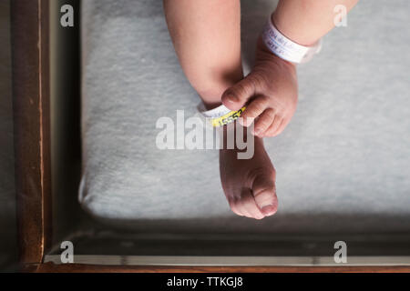 Niedrige Abschnitt der Neugeborenen lag in Krippe am Krankenhaus Stockfoto