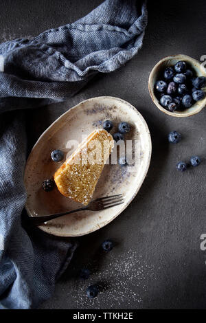 Ansicht von oben von Dessert mit Blaubeeren in der Platte auf dem Tisch Stockfoto