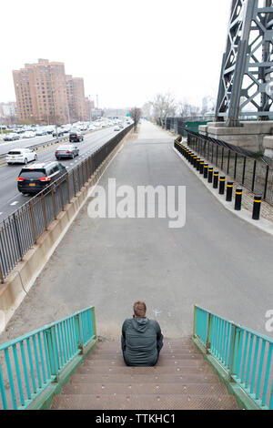Hohe Betrachtungswinkel und der Mann sitzt auf Schritte in der Stadt Stockfoto