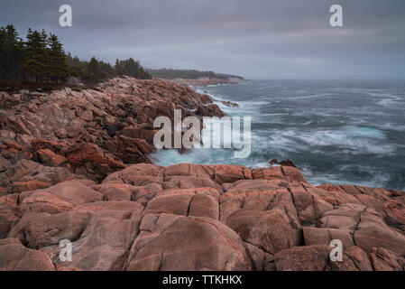 Wellen, die auf Felsen, Green Cove, Kopf, Lackies, Cape Breton, Nova Scotia, Kanada Suchen Stockfoto