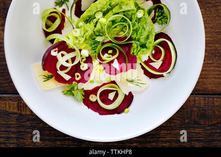 Ansicht von oben der Salat in der Platte Stockfoto