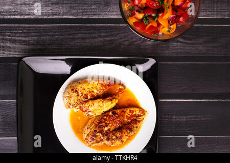 Ansicht von oben von Fisch und Salat serviert am Tisch Stockfoto