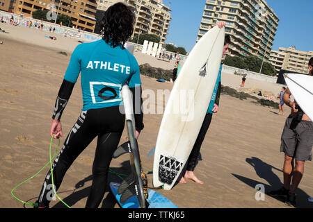 Jungen Surfern Teens das Tragen von Neoprenanzügen mit surfbretter stehen und reden zusammen am Strand von Jandía Porto in Portugal Europa EU-KATHY DEWITT Stockfoto