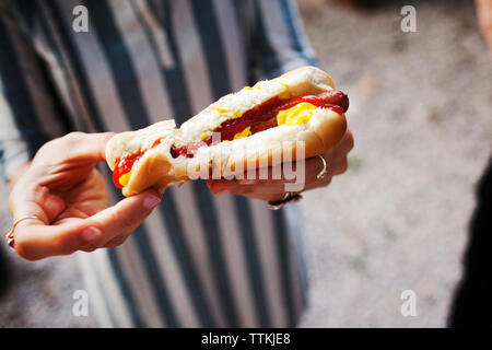 In der Nähe von Frau mit Hot Dog Stockfoto
