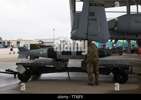 Ein Flieger neigt zu Munition in der Nähe einer A-10 Thunderbolt im 2019 Fort Wayne Airshow am Indiana Air National Guard Base in Fort Wayne, Ind gehalten Stockfoto