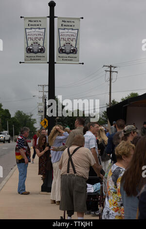 Eine Linie von Menschen, die wiederum in einem klassischen Auto des Vaters Tag Classic Car Cruise Veranstaltung im Indiana Auburn Cord Duesenberg Museum zu fahren. Stockfoto