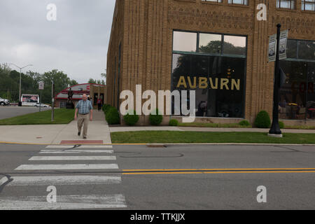 Ein Mann an der Seite der Auburn Cord Duesenberg Museum (ehemals die Auburn Automobile Company) in Auburn, Indiana, USA. Stockfoto