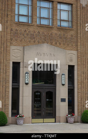 Vor dem Eingang zum Auburn Cord Duesenberg Museum (ehemals die Auburn Automobile Company) in Auburn, Indiana, USA. Stockfoto