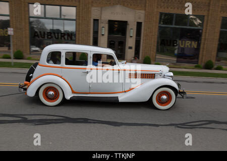 Eine antike 1935 Auburn 653 sedan führt an der Auburn Cord Duesenberg Museum (das Original Auburn Automobile Company Building) in Auburn, Indiana, USA. Stockfoto