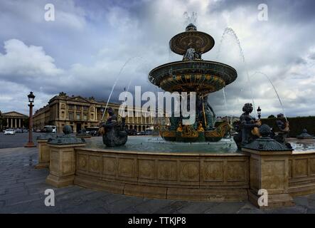 Brunnen auf dem Place de la Concorde in Paris. Stockfoto