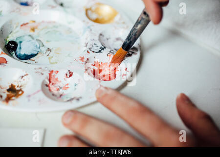 7/8 Hand der Künstlerin Malerei an Studio Stockfoto