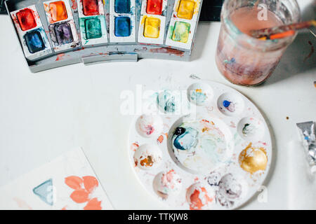 Hohe Betrachtungswinkel der Kunst und Handwerk Ausrüstung auf dem Tisch im Studio Stockfoto
