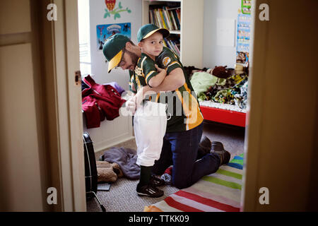 Vater, Sohn im Schlafzimmer Stockfoto