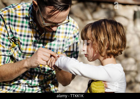 Nahaufnahme der Vater die Hand der Tochter prüfen Stockfoto