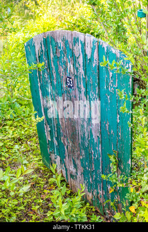 Verwittertes Holz garten Tor eines verlassenen Zuteilung mit der Nummer 53 Öffnen, Deutschland Stockfoto