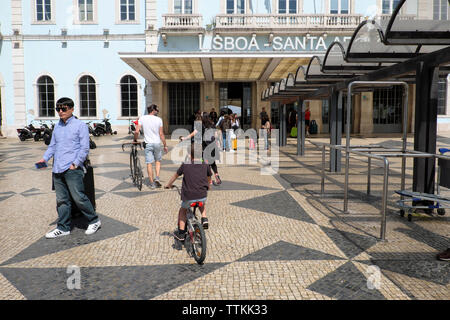 Menschen mit Fahrrädern Radfahrer am Eingang zum Bahnhof Santa Apolónia Bahnhof Lissabon, Portugal Europa EU-KATHY DEWITT Stockfoto