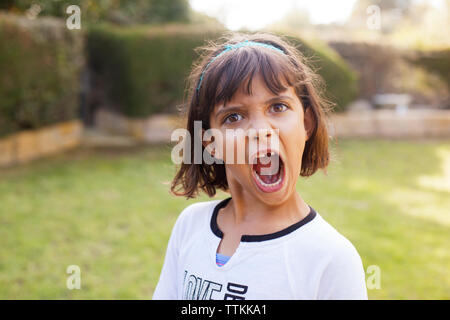 Portrait von verspielten Mädchen schreien im Hof Stockfoto
