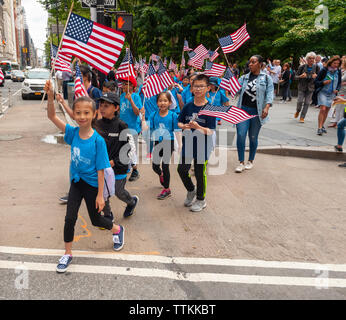 Studenten aus PS2 in Chinatown in der jährlichen Flag Day Parade in New York am Freitag, Juni 14, 2019, beginnend an der New York City Hall Park. Flag Tag wurde durch Verkündigung von Präsident Woodrow Wilson am 14. Juni 1916 geschaffen, als Feiertag zu Ehren der amerikanischen Flagge, aber es war nicht bis 1949, wenn es National Flagge Tag. Das Holiday ehrt den 1777 Flagge Auflösung, wo die Sterne und Streifen offiziell als die Flagge der Vereinigten Staaten verabschiedet wurden. (© Richard B. Levine) Stockfoto