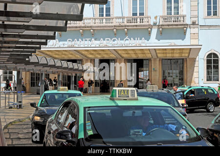 Taxis für Passagiere außerhalb der Bahnhof Santa Apolónia in Lissabon, Portugal Europa EU-KATHY DEWITT Stockfoto