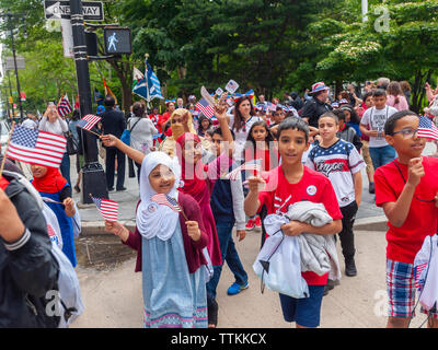 Marchers in der jährlichen Flag Day Parade in New York am Freitag, Juni 14, 2019, beginnend an der New York City Hall Park. Flag Tag wurde durch Verkündigung von Präsident Woodrow Wilson am 14. Juni 1916 geschaffen, als Feiertag zu Ehren der amerikanischen Flagge, aber es war nicht bis 1949, wenn es National Flagge Tag. Das Holiday ehrt den 1777 Flagge Auflösung, wo die Sterne und Streifen offiziell als die Flagge der Vereinigten Staaten verabschiedet wurden. (© Richard B. Levine) Stockfoto