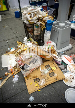 Einen überquellenden Mülleimer in New York am Sonntag, 16. Juni 2019. (© Richard B. Levine) Stockfoto