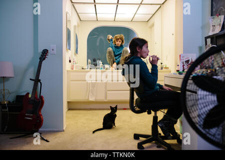 Mädchen erschöpft sich in den Morgen bereit Stockfoto