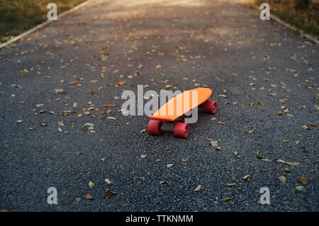 Hohe Betrachtungswinkel von Skateboard auf der Straße Stockfoto