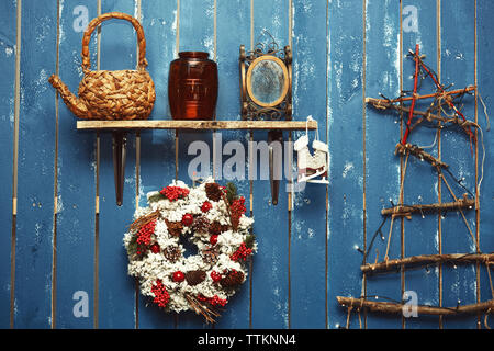 weihnachtsdekoration an blauer Holzwand Stockfoto