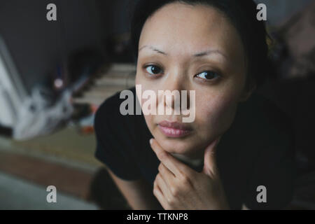 Hohen Winkel portrait von frau zu Hause sitzen Stockfoto