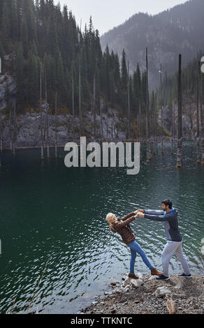 Heterosexuelle Paare an Kaindy Mountain Lake, Kasachstan Stockfoto