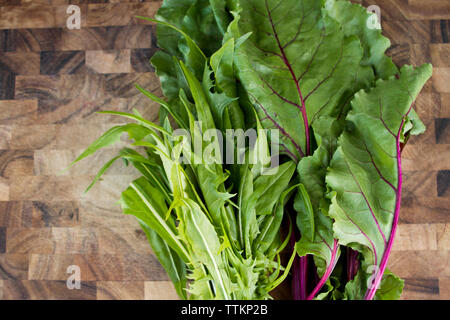 Ansicht von oben von Gemüse auf hölzernen Tisch Stockfoto
