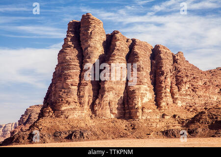 Die Felsformation "Die sieben Säulen der Weisheit" in der jordanischen Wüste bekannt im Wadi Rum oder das Tal des Mondes. Stockfoto