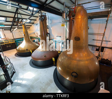 Stills innen noch Zimmer Zimmer in der Bowmore Distillery auf der Insel Islay im Inneren Hebriden von Schottland, Großbritannien Stockfoto