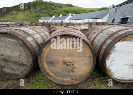 Anzeigen von Scotch Whisky Fässer Bunnahabhain Distillery auf der Insel Islay im Inneren Hebriden von Schottland, Großbritannien Stockfoto