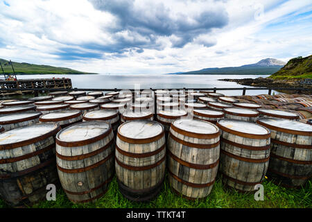 Anzeigen von Scotch Whisky Fässer Bunnahabhain Distillery auf der Insel Islay im Inneren Hebriden von Schottland, Großbritannien Stockfoto