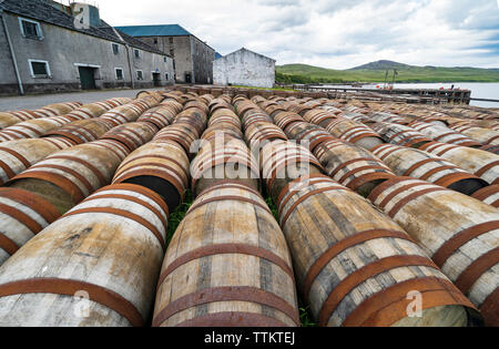 Anzeigen von Scotch Whisky Fässer Bunnahabhain Distillery auf der Insel Islay im Inneren Hebriden von Schottland, Großbritannien Stockfoto