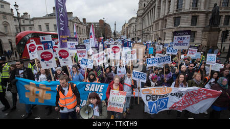 Whitehall, London, UK. 9. Januar 2016. Mehrere tausend Schüler Krankenschwestern, Ärzte, medizinisches Personal und Unterstützer märz hinunter Whitehall in Centr Stockfoto