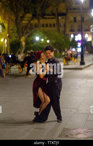Ein paar Tanz in den Straßen von Sevilla Stockfoto
