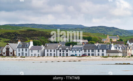 Blick auf die weiß getünchten Häuser in Port Ellen auf Islay in der Inneren Hebriden, Schottland, Großbritannien Stockfoto