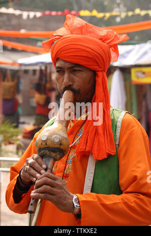 Snake Charmer spielen Pungi, Dilli Haat, New Delhi, Indien Stockfoto