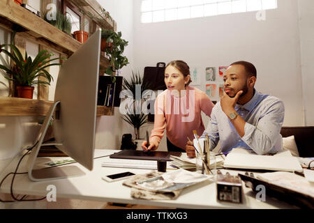 Multi-ethnischen Illustratoren, Malerei auf dem Computer in der kreativen Büro Stockfoto